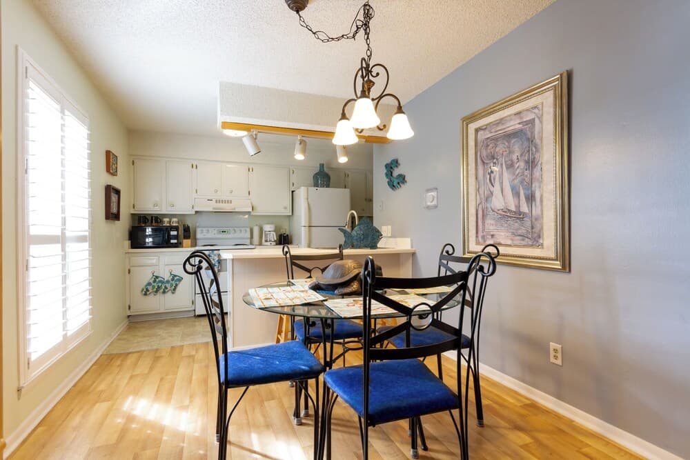 Quiet Condo ~ 10 Mi to Dtwn Pensacola