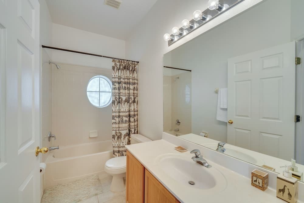 Lake-view Escape w/ Lanai in Kissimmee!