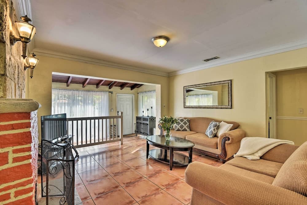 Quaint Central Miami Bungalow: 10 Mi to Mid-beach!