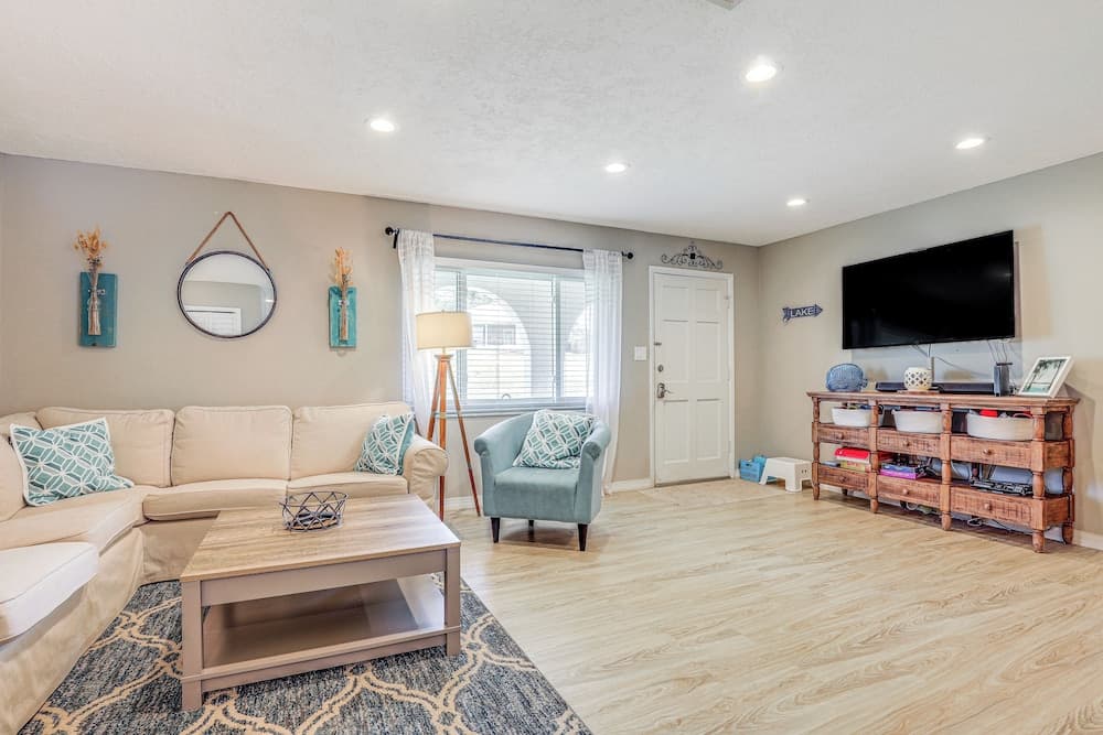 Private & Picturesque Escape on Lake Henry!