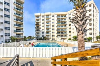 Sleek Pensacola Beach Condo W/patio-walk to Beach!