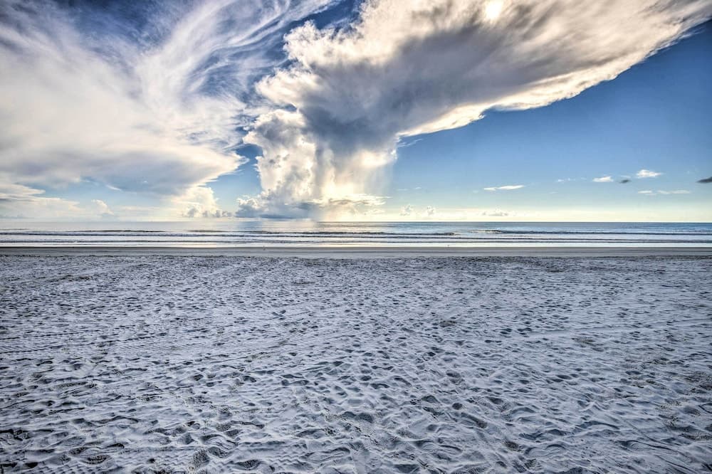 Beachfront Studio w/ Community Indoor Pool!