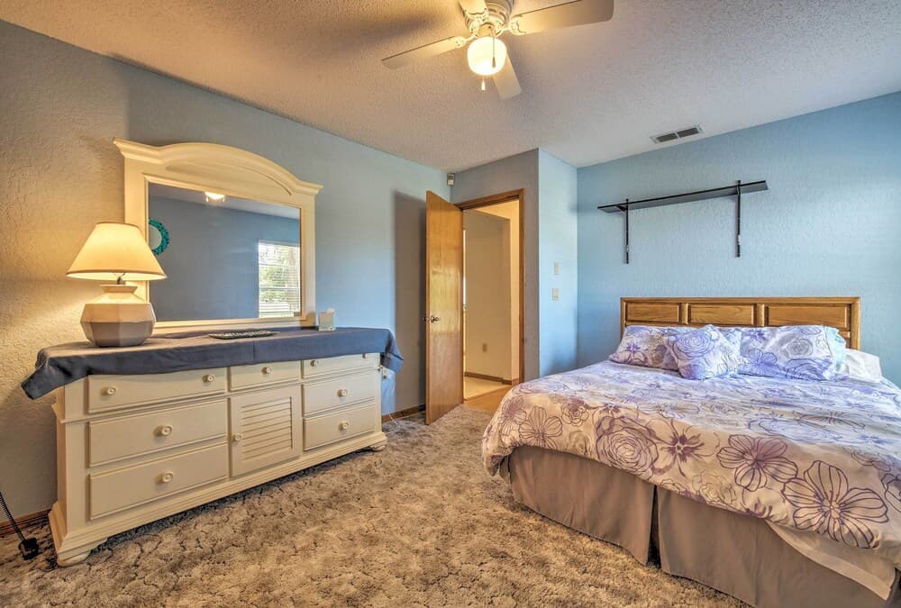 Spring Hill Home w/ Pool ~ 1 Mi to Weeki Wachee