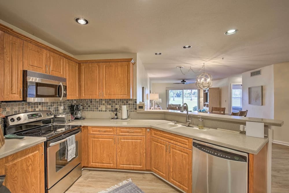 St Pete Condo w/ Heated Pool - 3 Miles to Beach!