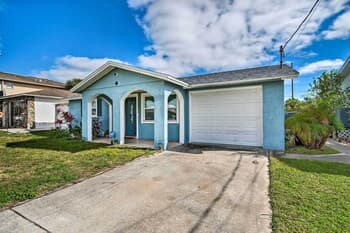 Sun-soaked Hudson Getaway w/ Canal Access!