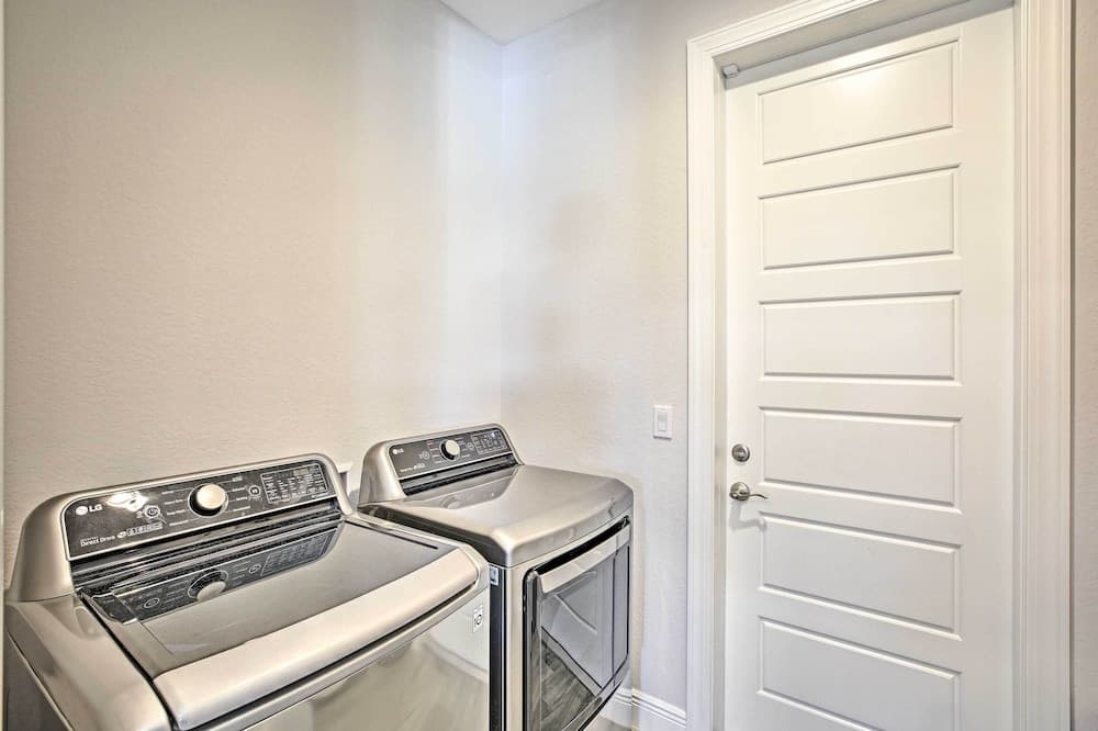 Sun-seekers Getaway: Lavish Cape Coral Villa