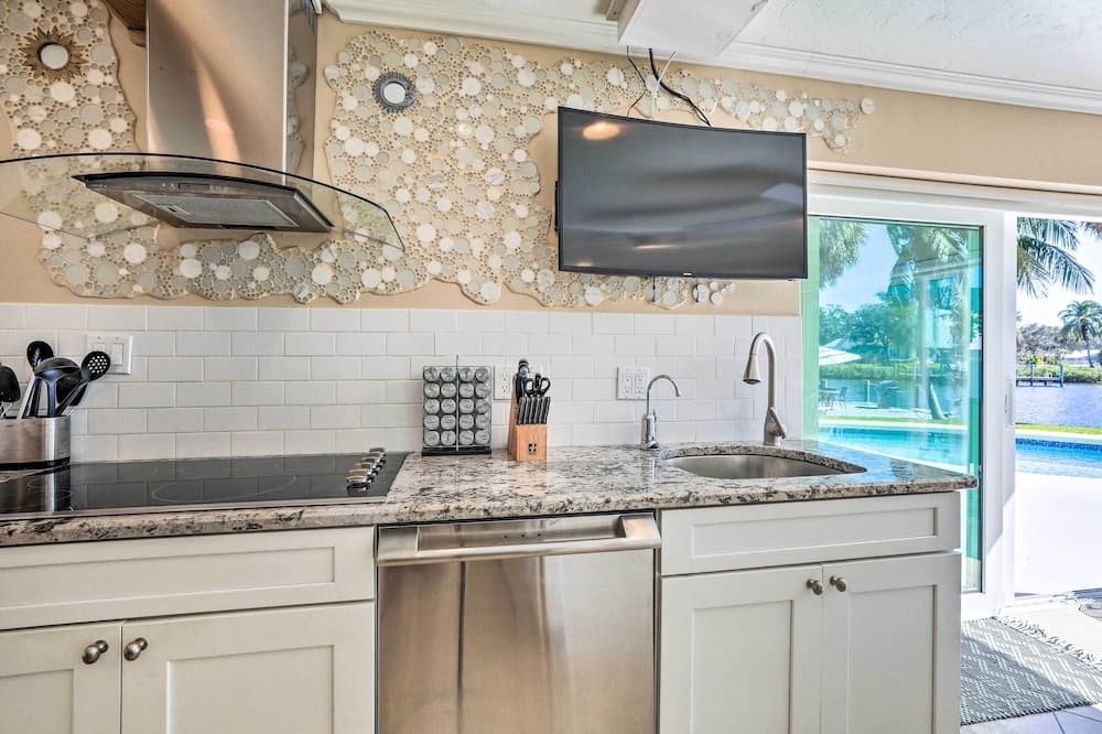 Pool, Dock & Kayaks: Waterfront Palmetto Home