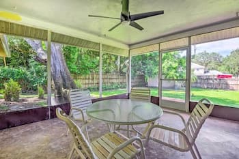Vibrant Sarasota Home: Yard & Furnished Deck!