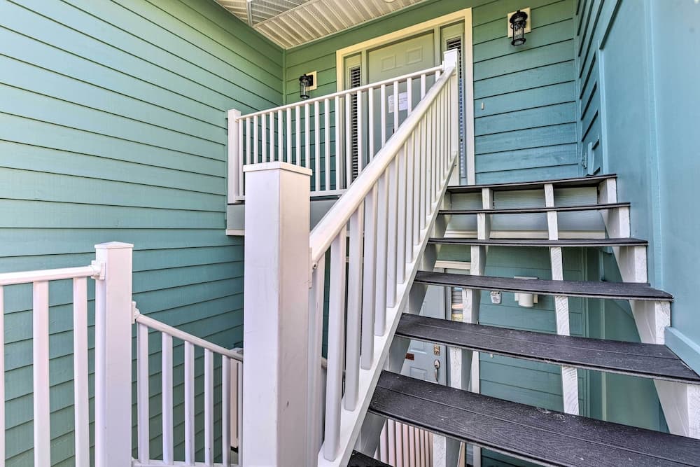 Steps to Ocean & Bay: Bradenton Beach Townhome!