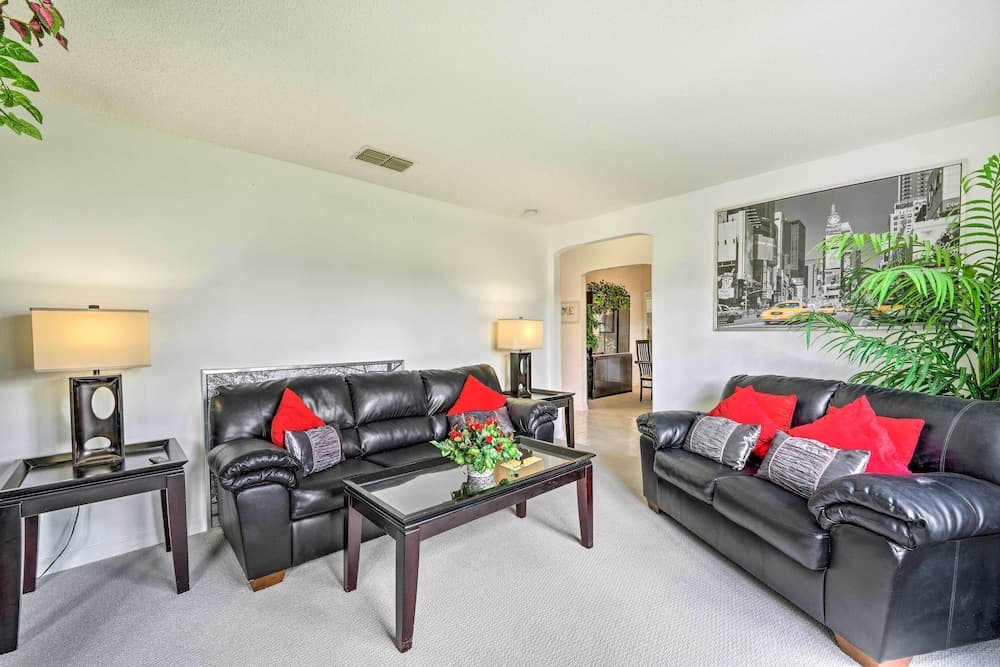 Pool + Game Room, 5 Mi to Disney: Kissimmee Home!