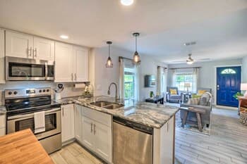 Central Point Tampa Home w/ Outdoor Lounge!