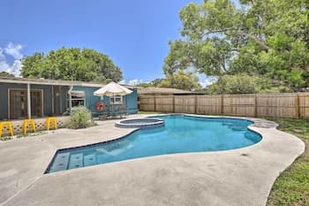 Charming Clearwater Escape ~ 6 Mi to Beach!