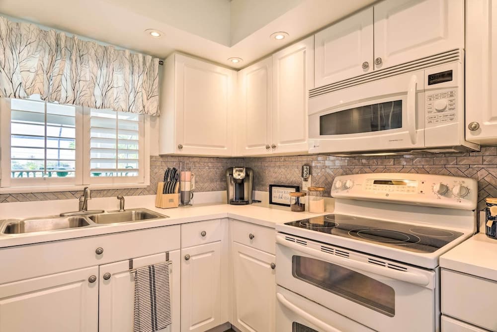 Chic Cape Coral Oasis w/ Pool: 5 Mi to Beach!