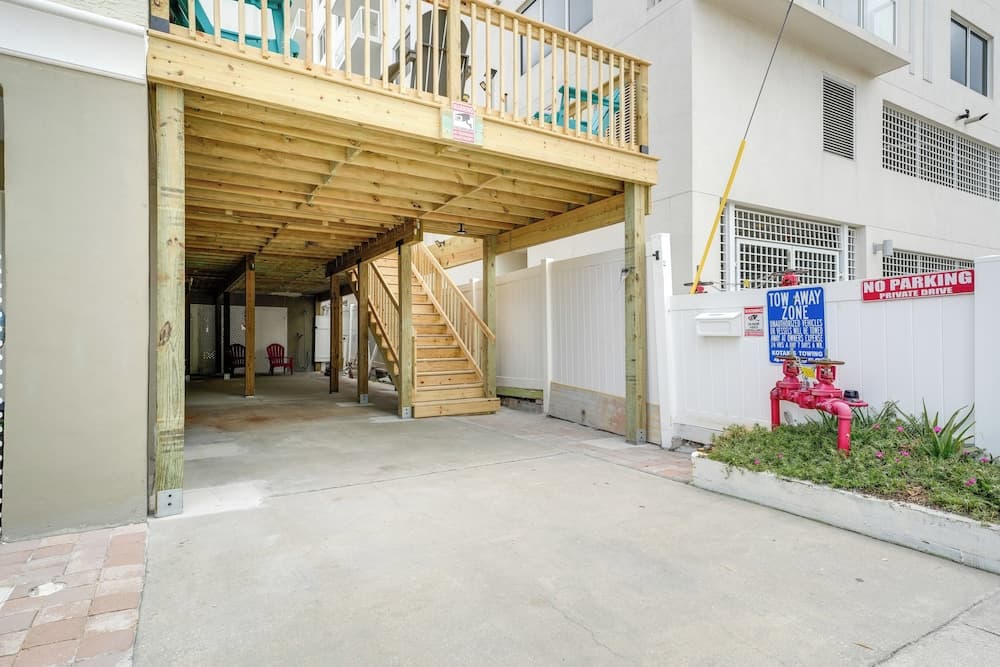 Coastal 'sea Side' Townhome - Walk to Beach!