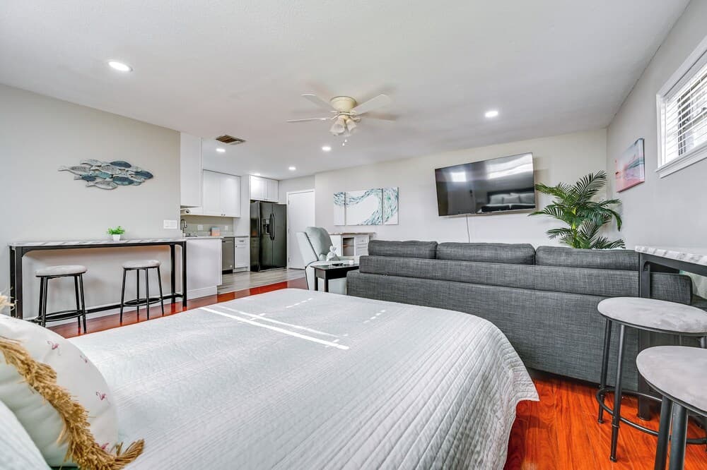 2 Mi to Florida State Fairgrounds: Cozy Studio