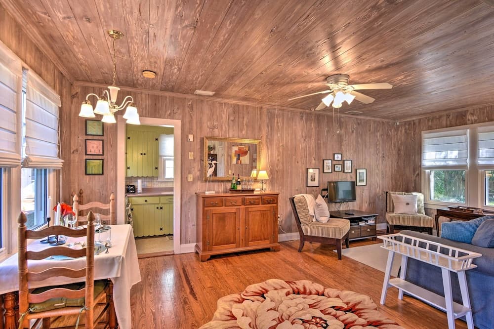 Cottage w/ Private Pool - Walk to Lake Wales!