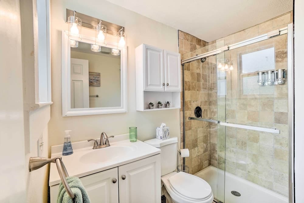 Historic Tarpon Springs Abode ~ 3 Mi to Beach