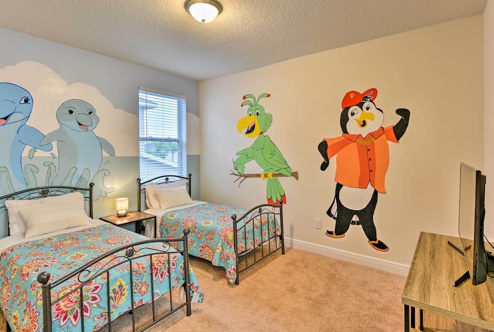 5 Mi to Disney: Oasis w/ Pool & Patio