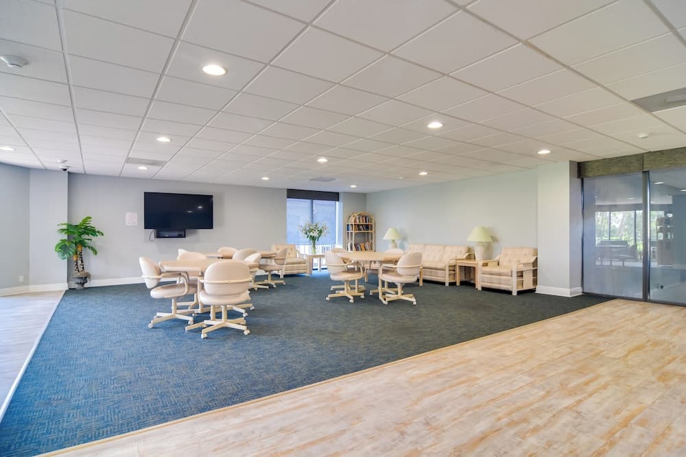 Isla Del Sol Condo ~ 2 Miles to St Pete Beach!