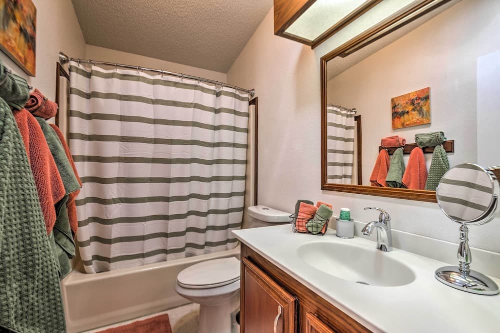 Lovely Lady Lake Home w/ Resort Amenities & Lanai!