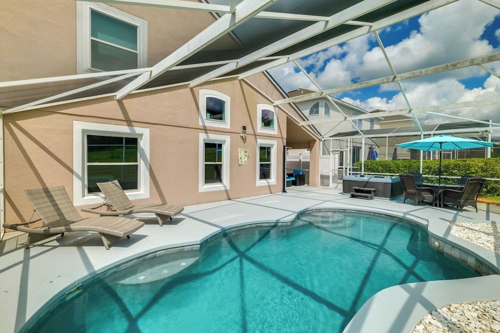 Private Pool & Hot Tub: Modern Davenport Home!