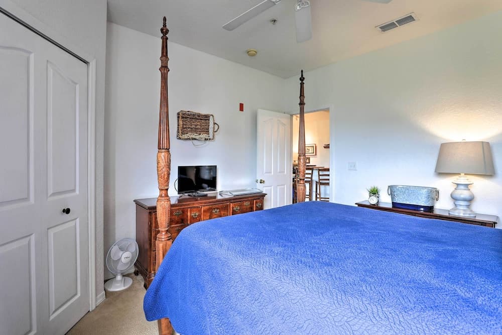 Resort-style Condo w/ Pool: 6 Mi to Magic Kingdom