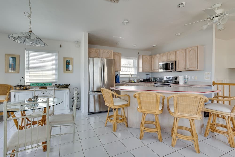 Nettles Island, Jensen Beach Home w/ Patio & Grill