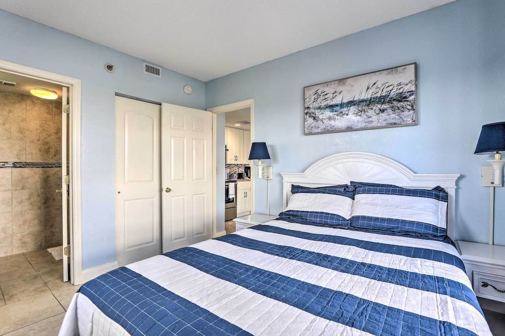 Orlando Condo w/ Balcony: 1.3 Miles to Universal!