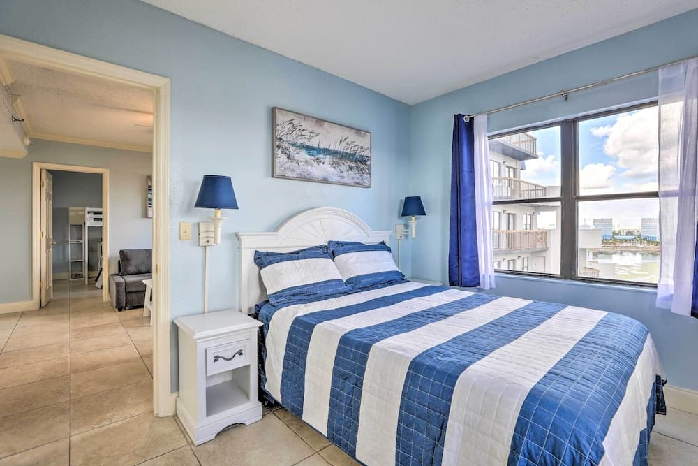 Orlando Condo w/ Balcony: 1.3 Miles to Universal!