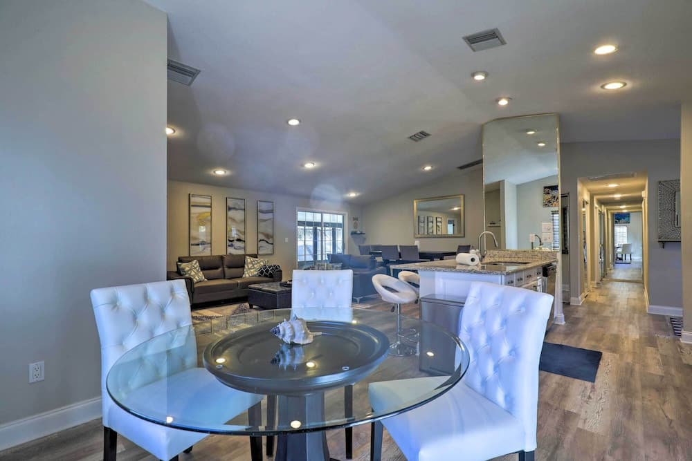 Near Beaches & Dining: Palm Harbor Gem w/ Pool