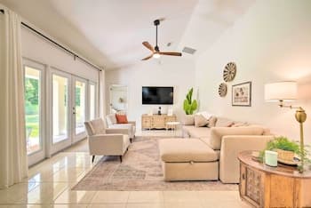 Peaceful Home w/ Yard, Walk to Rainbow River!