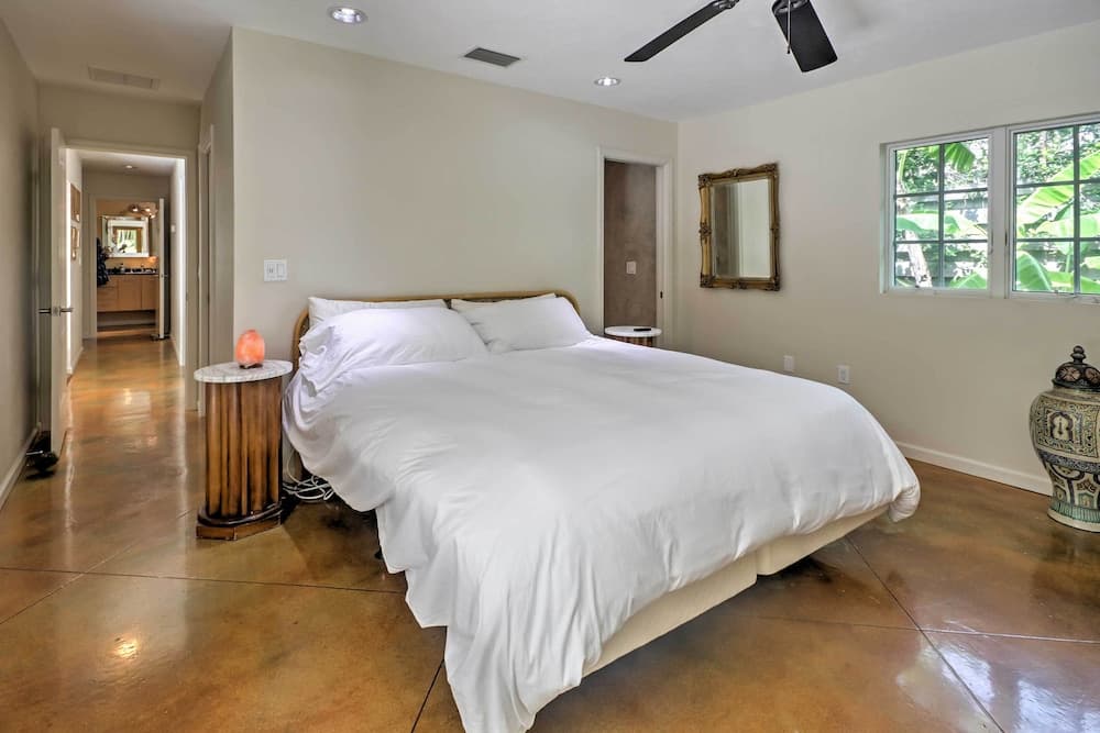 Sarasota House w/ Backyard Oasis: 6 Mi to Beach!