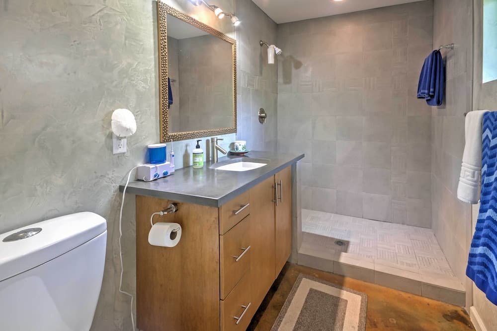 Sarasota House w/ Backyard Oasis: 6 Mi to Beach!