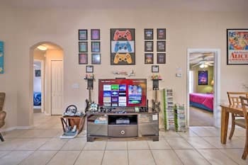 Spacious Family Getaway - 10 Mi to Disney!