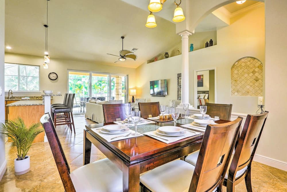 Hot Tub & Pool: Tropical Retreat in Cape Coral!