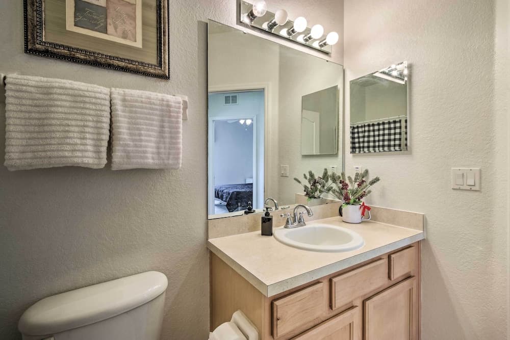 Kissimmee Townhome w/ Pool Access ~ 7 Mi to Disney