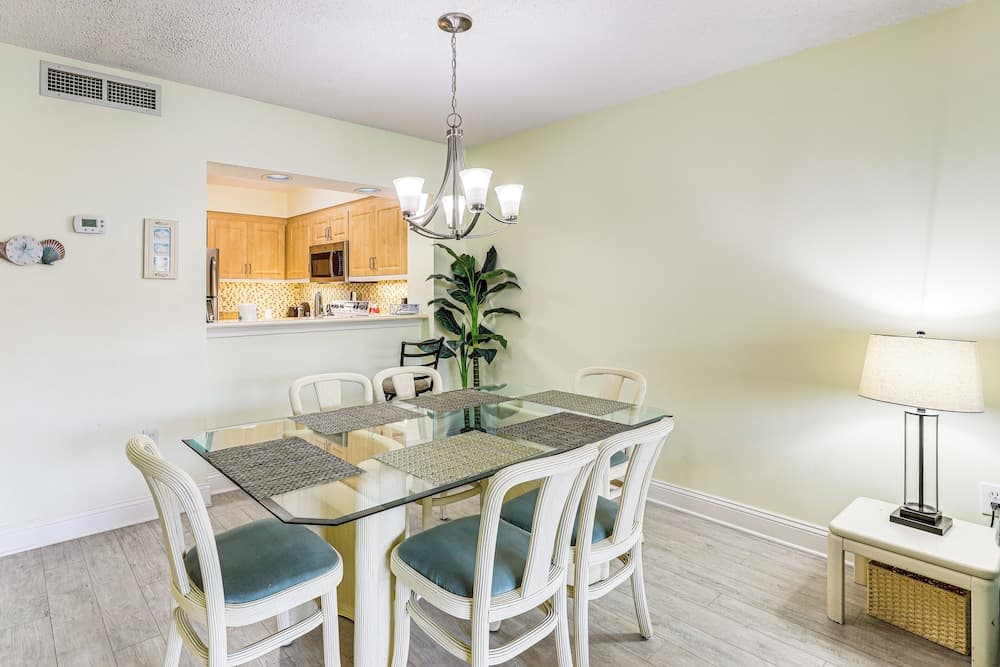 Beautiful Lakefront Condo: Easy Walk to the Beach!