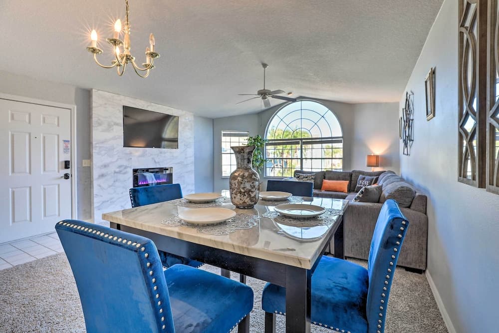 < 8 Mi to Disney: Getaway w/ Deck in Kissimmee!