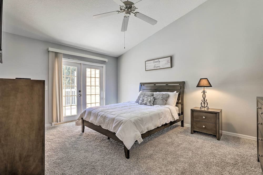 < 8 Mi to Disney: Getaway w/ Deck in Kissimmee!