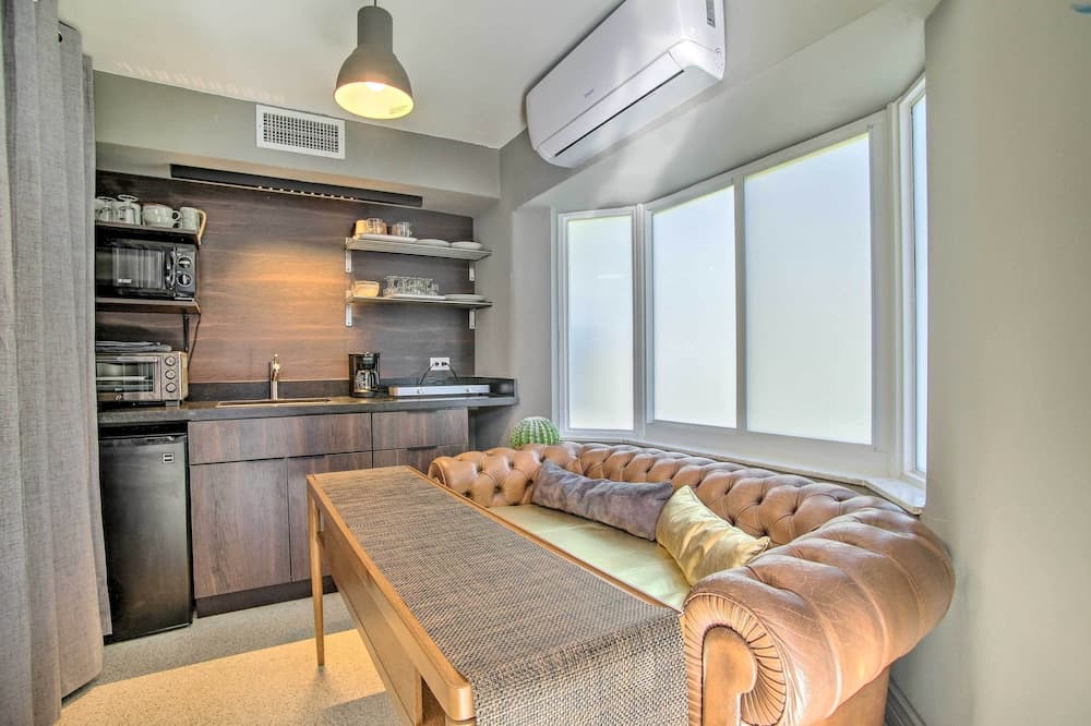 1 Mi to Deerfield Beach: Stylish Studio w/ Pool!