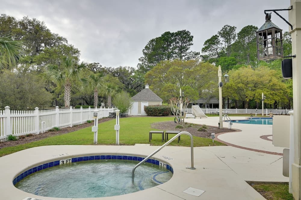 Cottage w/ Deck & Pool Access ~ 6 Mi to Beach