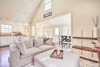 Cozy Home w/ Yard ~ 9 Mi to Dtwn Charleston!