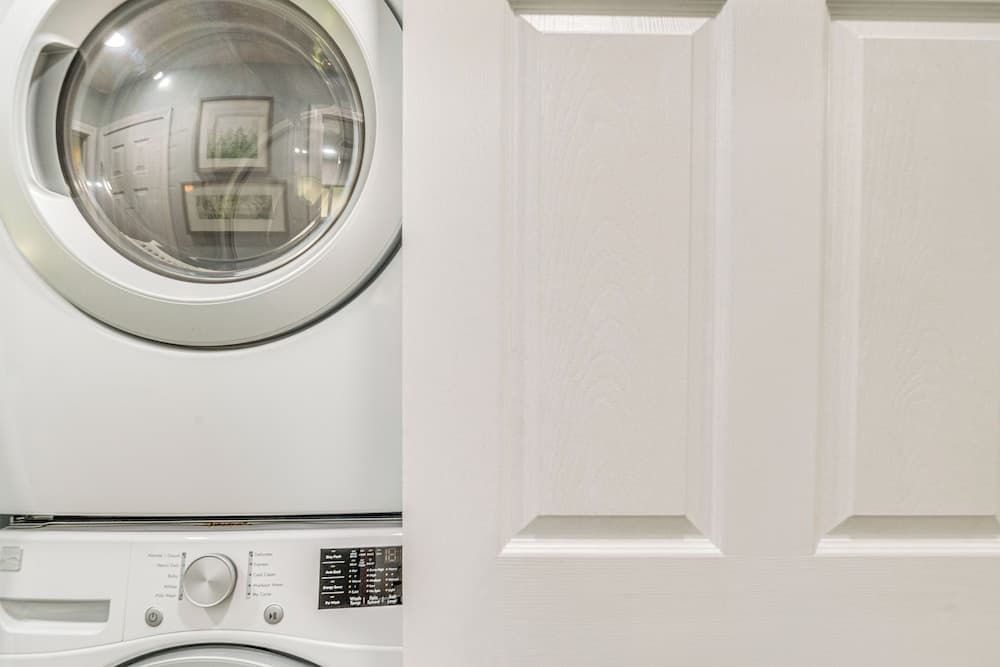 Canal-front Outdoor Oasis: Home in Crystal Water