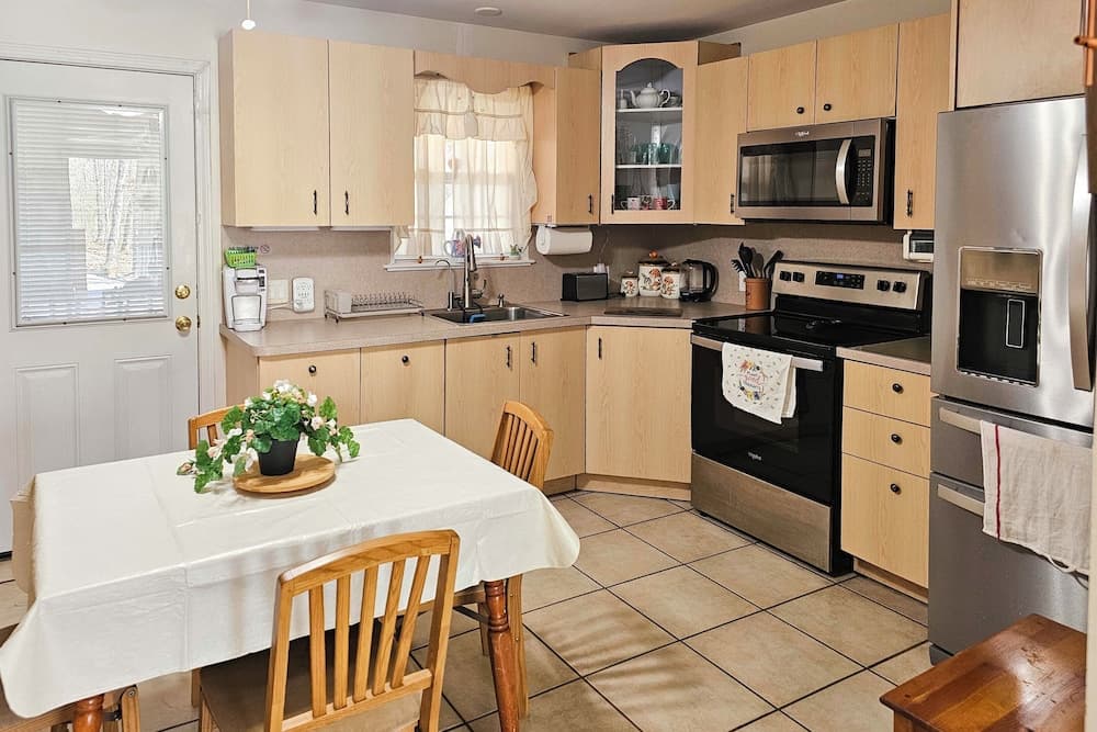 9 Mi to Devils Fork State Park: Getaway w/ Porch!