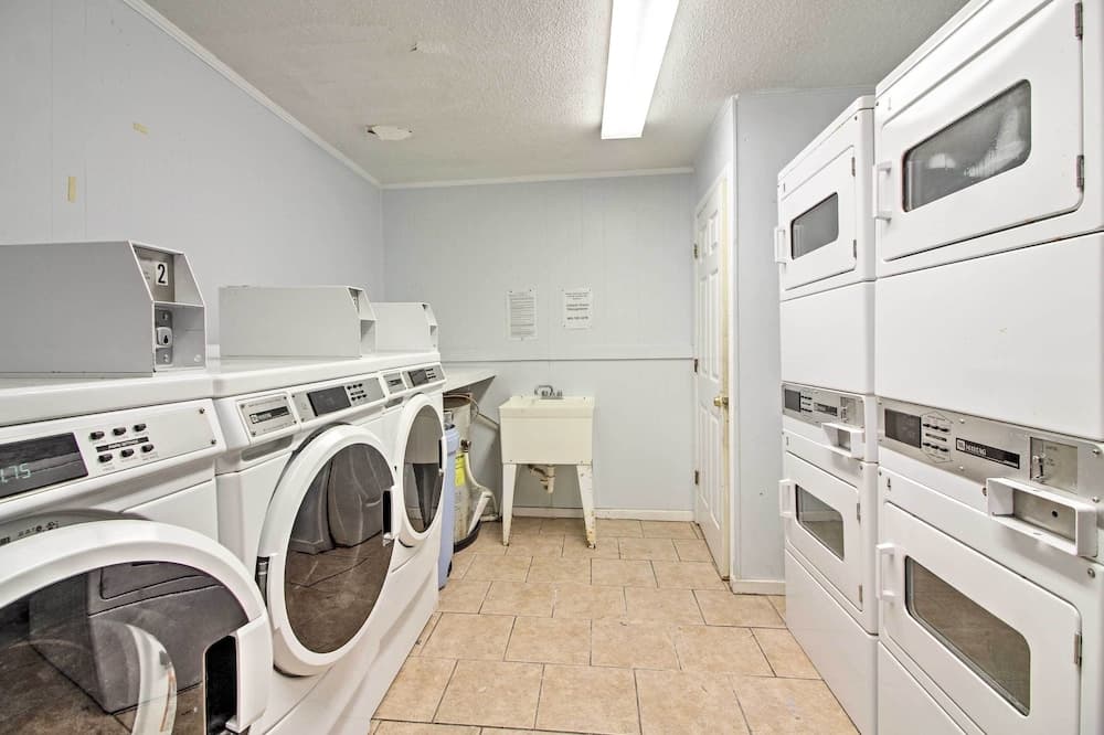 Hilton Head Condo w/ Covered Balcony + Pool Access