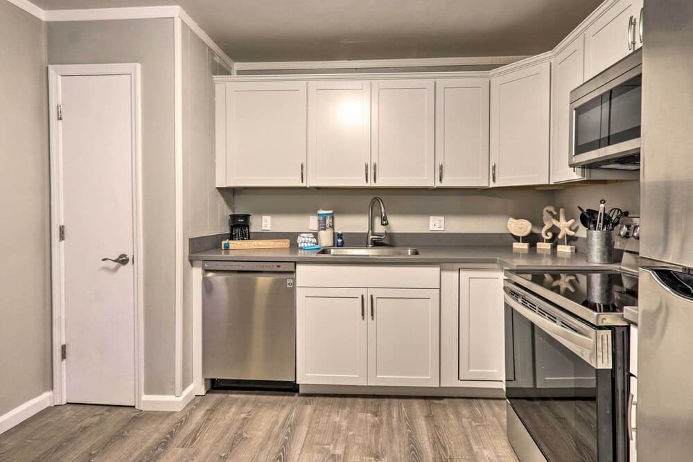 Hilton Head Island Condo w/ Beach Supplies + Pool!