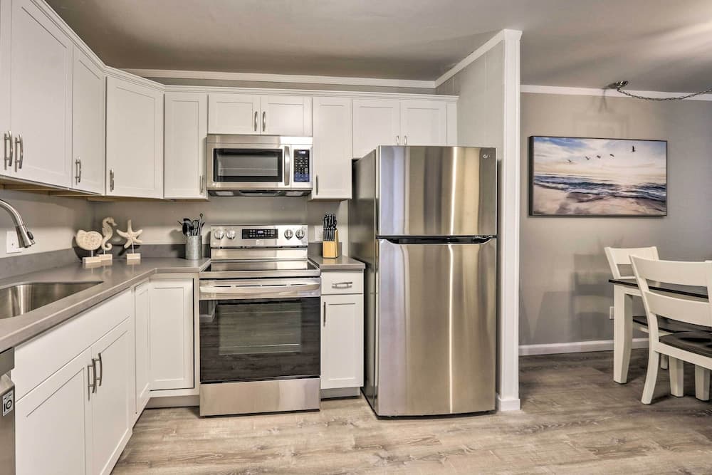 Hilton Head Island Condo w/ Beach Supplies + Pool!