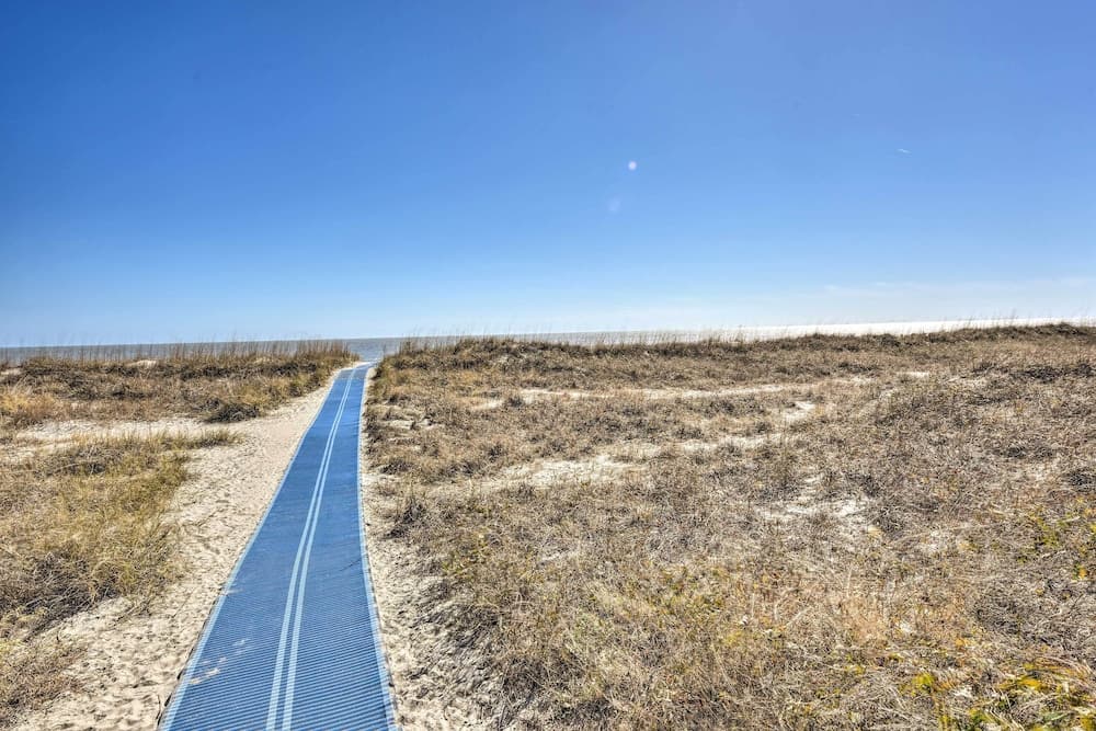Half-mi to Beach: Hilton Head Condo w/ Lagoon View