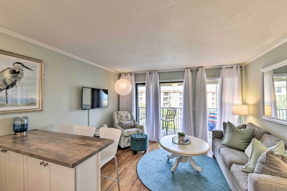 Beach & Pool Access: Hilton Head Condo w/ Balcony