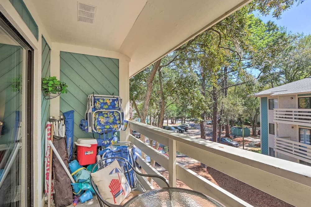 Walk to Folly Field Beach: Island Escape w/ Pool